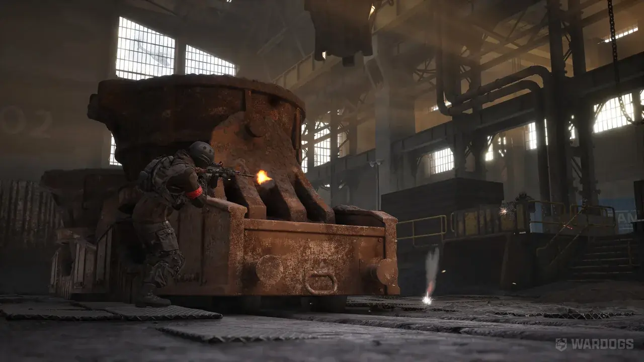 Restos de un vehículo calcinado dentro de una nave industrial